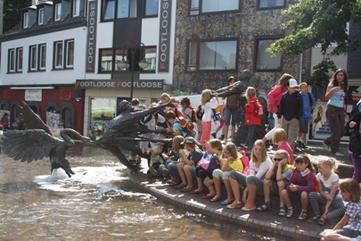 Die Kinder bei der Stadtführung am Elsa-Brunnen